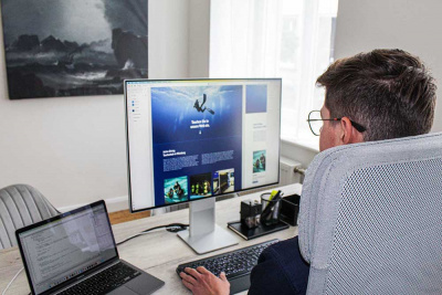 Mann vor seinem Screendesign