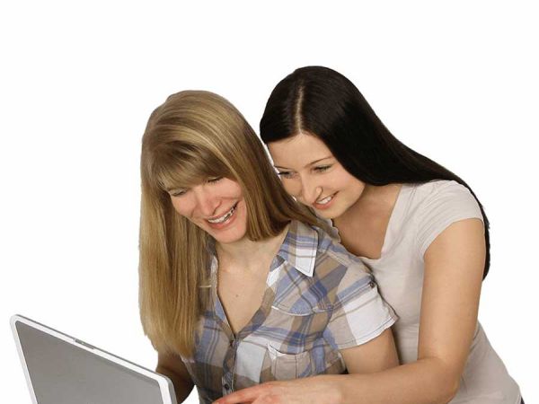 Steffi und Denise am Laptop